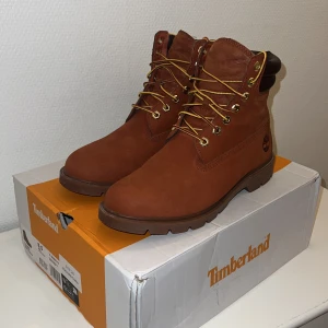 6 in Water resistant basic ( Smoked paprika)  boots från Timberland  - Säljer ett par klassiska Smoked paprika färgad  Timberland boots i nubuck med snörning och robust sula. Perfekta för höst och vinter med sin slitstarka design och bekväma passform.