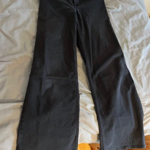 Svarta byxor från Divided - Snygga svarta byxor från Divided med en klassisk design. Perfekta för en stilren look. Byxorna har en rak passform och är tillverkade i ett bekvämt material.