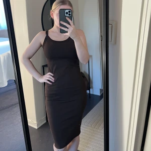 Brun ribbad klänning - Klänning från H&M  Strl S Aldrig använd. 📷 Säg till om du vill ha fler bilder så fixar jag det. 💸 Vid snabb affär kan ja tänka mig att sänka priset. ✉️ Köparen står för frakten. 📍 Kan mötas upp i Tyresö.