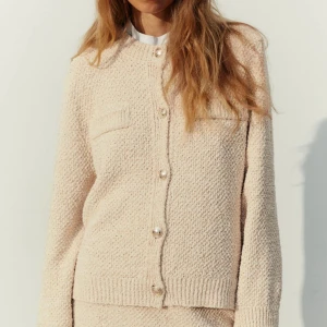 Stickad kofta med knappar - Säljer nu denna otroligt eftertraktade tröjan från H&M. Pga att den aldrig kommit till användning. Storlek S men passar även en XS!!💞💞sista bilden är min egna och de är bara att skriva för fler bilder. NYPRIS: 559:- och finns ej längre att köpa i butik eller på hemsida.