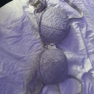 Vit push-up bh från Cubus - Den är mycket vitare egentligen men tvättmaskinen har missfärgat den 