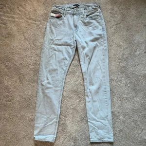 Ljusblå tommy hilfiger jeans - Säljer ett par helt nya och väldigt snygga ljusblå jeans från Tommy hilfiger perfekt nu till våren. Straight passform. Köptes för två veckor sedan i New york för 2200kr säljer nu till ett kanonpris! Gratis frakt vid snabbt köp🤝