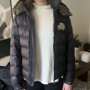 Moncler navy bramant  - Inga hål eller defekter. 10/10 i skick, bara använd några få gånger. Unisex modell i storlek 3/M. Köpt av Kasperheat för ett år sedan så har tyvärr inge kvitto. Retail price 17800kr
