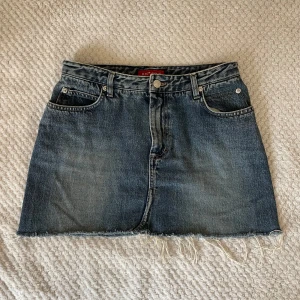 Jeanskjol från Big Blue - Snygg Jeanskjol! Står att det är storlek L, har vanligtvis 26 i byxstorlek men den är dock för liten för mig. (Köparen står för frakten!)