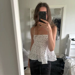 Söt topp - Lånade bilder! Sommartopp från Gina, köpte på Plick men aldrig använd av mig🥰