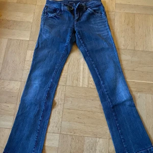 Miss Sixty bootcut jeans blue - Miss Sixty bootcut jeans, låg midja,  stentvättade mörkblå stl 28/30, superfint skick!