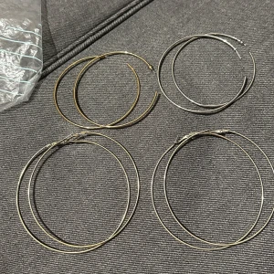 Set med stora hoop-örhängen i guld och silver - Set med 4 stora hoop-örhängen i både guld och silver. Kommer i en praktisk plastpåse för förvaring.