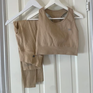 Träningset 2 delar  - Säljer det här jättefina träningssettet💞använt 1-2 gånger. Säljer för att jag har mycket annat. Nypris 500kr Märket är oklart för hittar inte det någonstans. Men jättebra kvalitet och faktiskt supersköna. Om man vill se hur de ser ut på är det bara och fråga😊 om man vill köpa separat går det att diskuteras🙂