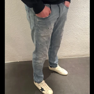 Replay anbass med slitningar - Snygga ljusblå replay jeans med slitningar, perfekt för en avslappnad stil. Storlek 32/32. 