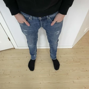 Dondup George - Säljer nu mina dondup jeans i storlek 31 OBS (de vid fotleden är inte sönder de är så på denna modellen för man ska kunna få igenom foten)