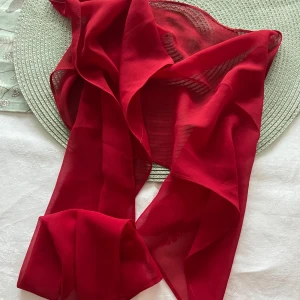 Röd sjal - Röd sjal med fina pärlor, perfekt för att skapa outfits 