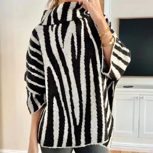 Zebramönstrad poncho med polokrage -  zebramönstrad poncho med polokrage. Den har en oversize passform, hör av er för fler bilder o frågor😊 (lånade bilder förutom den sista)