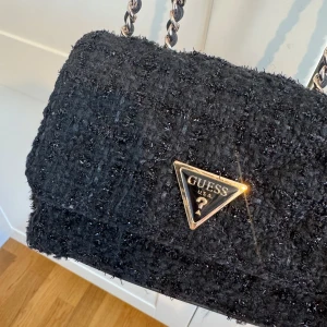 Guess väska - Väska perfekt till fest/middagar. Flera fack och perfekt storlek. Inte mycket använd. Nypris var runt 1500kr