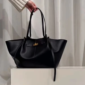 Väska  - Säljer min Gina väska är helt ny! Säljer för 400kr🥰