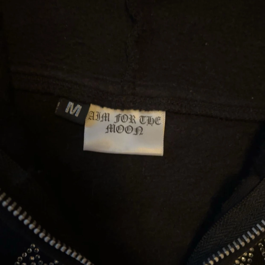 Svart hoodie  från Aim for the Moon - 1