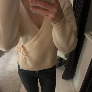 Rosa kofta  - Säljer denna ljusrosa koftan med knytning i sidan.  Den är nästan aldrig använd och i jätte bra skick. I storlek XS💕