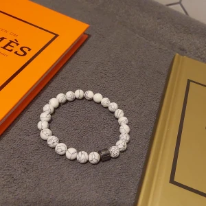 Vitt Kularmband - Elegant armband med vita kulor.