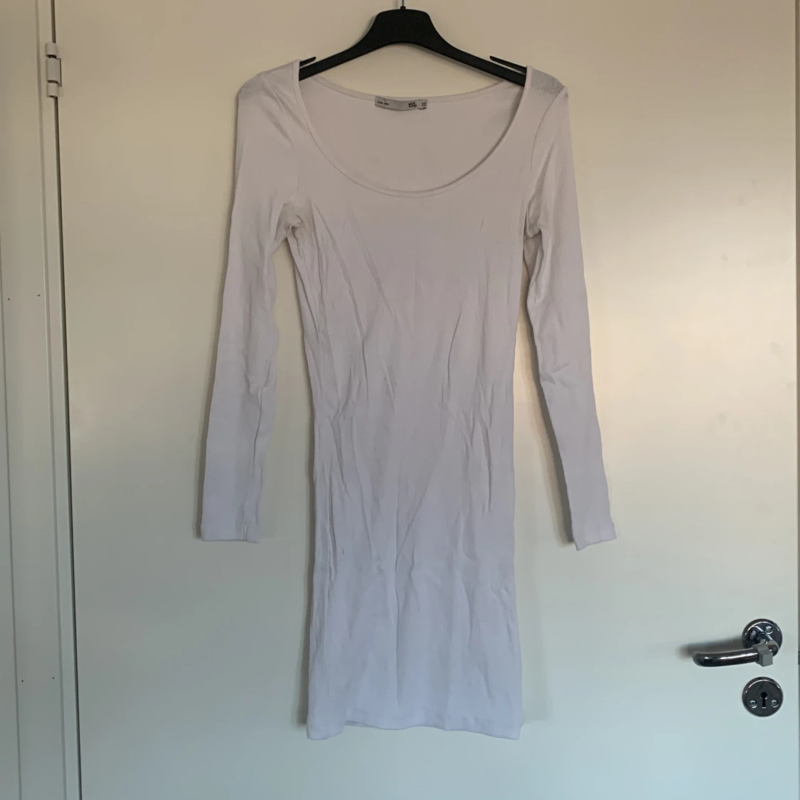 Vit ribbad klänning från 157