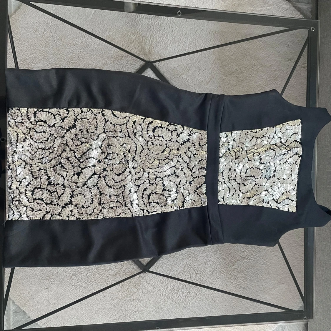 Svart klänning med paljetter från SisterS Point