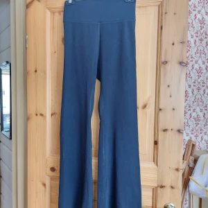 Shein glowmode träningsbyxor  - Snygga svarta byxor med hög midja och vida ben. Superskönt rejält material stl M men funkar som S också 