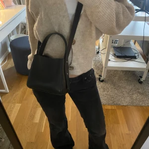 Svart axelväska i skinn - Snygg svart väska, använd ca 5 gånger, bra skick  men kolla slitningar sista bilden💘💘