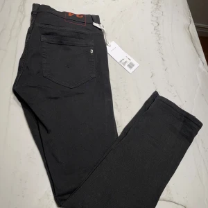 Dondup George - Helt nya  - Tja, säljer ett par helt nya Dondup jeans. Det finns inga defekter eller liknande på dem. Fråga gärna vid funderingar :) 