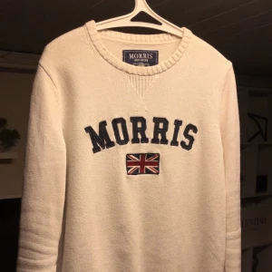 Vit stickad tröja från Morris - Tja! Säljer nu denna Morris tröja då den är lite för liten. Den är knappt använd och har inga defekter och har även mycket kvar att ge. Skriv gärna om du har någon fundering 😃