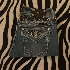 Miss me jeans - Snygga miss me, väldigt lågmidjade❤️🦓behöver säljas så snabbt som möjligt och kan gärna mötas upp i Stockholm för ett snabbt köp!