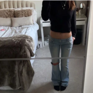 Blåa jeans med slitningar - Säljer ungefär dessa blå jeans som är i superbra skick och i strl 34. Alltså motsvarar det strl S! Sitter super skönt i midjan och i längden är de bra. Obs de är två hål och inte 1 vid knäna!💞 Pris kan diskuteras men inte för lågt!💞🙌🏽(lånad bild)
