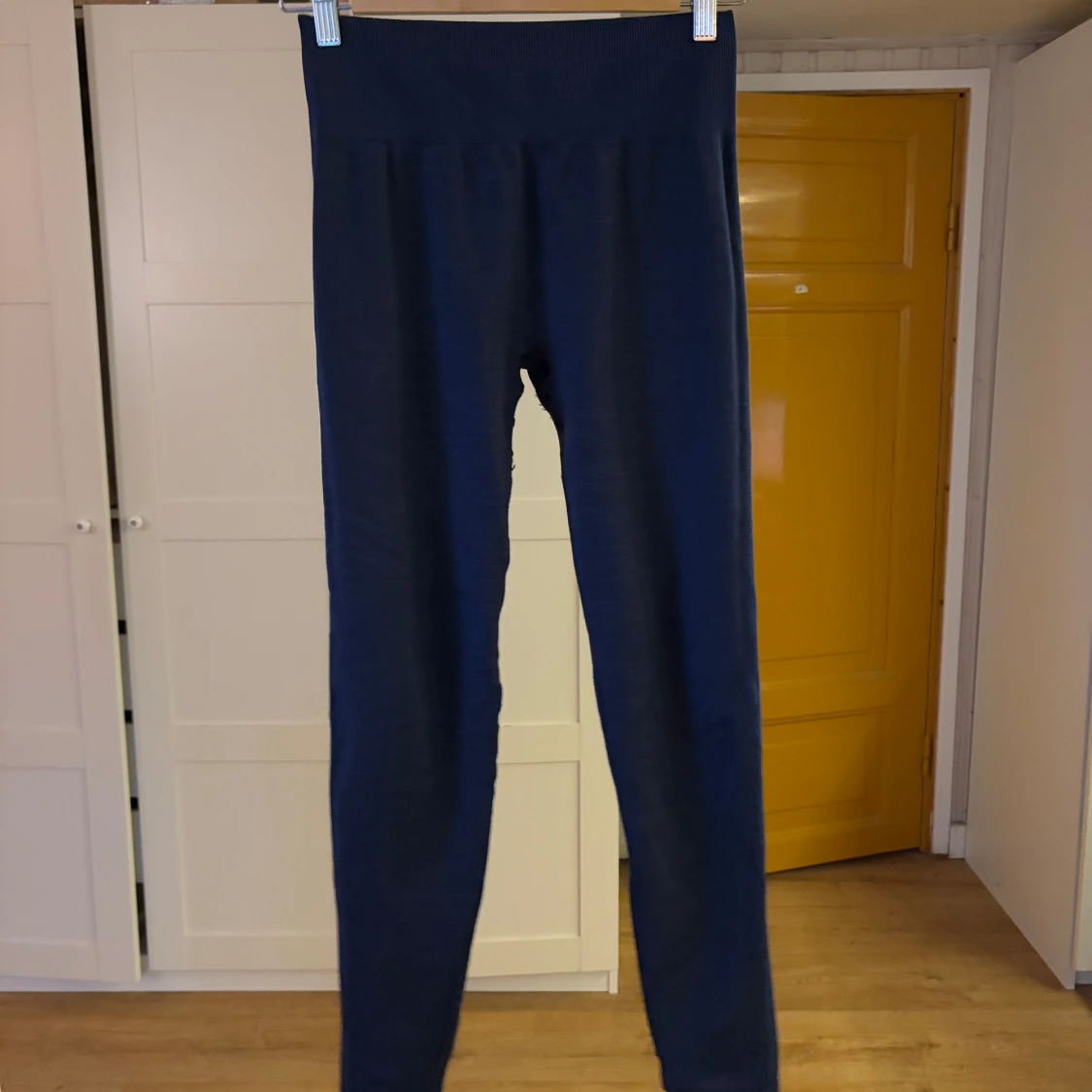 Marinblå träningstights med scrunch - 1