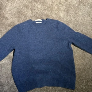 Blå kashmirtröja från Mango - 100 procent cashmere tröja, riktigt skön👌🏼