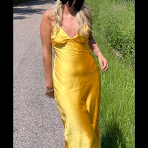 Satin klänning  - Snygg gul midiklänning. Perfekt för sommaren! 