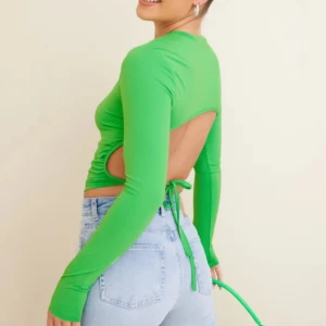 Grön långärmad topp med öppen rygg - Snygg grön långärmad topp från NLY Trend med öppen rygg och knytning. Perfekt för att sticka ut med sin unika design. Tillverkad i mjukt och stretchigt material för en bekväm passform. Använd en gång, behöver en ny ägare 💚💚