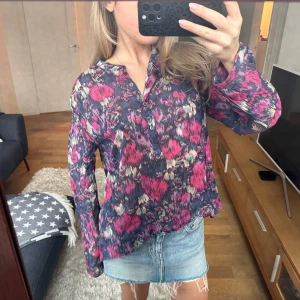 Isabel Marant blus - Supersöt blus från Isabel Étoile Marant. Färger i blå, rosa, vit. Storlek säger 44 men jag är 170 cm och bär vanligtvis xs/s