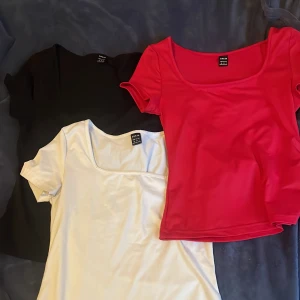 T-shirt i tre färger från shein - Säljer tre t-shirts från shein i svart, röd och vit. De har en fyrkantig halsringning och korta ärmar. Perfekta basplagg för garderoben!