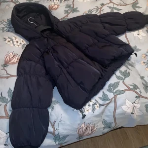 FRI FRAKT Svart dunjacka ❤️ - Köpt för något år sen men inte kommit så mycket till användning, därför säljer jag!🌸 Tjock svart dunjacka med luva, väldigt varm o skön!🖤Skitsnygg och går att justera hur tight man vill att den sitter längst ned då det finns snören! Även snören vid halsen. Skriv till mig för mer bilder