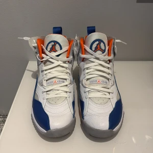 Nike Air Jordans i vitt, blått och orange - Snygga Nike Air Jordans med en fräsch färgkombination av vitt, blått och orange. Skorna har en klassisk snörning och en robust sula med bra grepp. Perfekta för dig som vill ha en stilren och sportig look. Står 47 1/2 i storleken men är köpta i USA så dom är som ett par 46 1/2. Finns låda till.