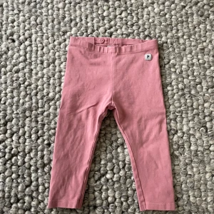 Rosa leggings från Polarn O. Pyret - Säljer ett par söta rosa leggings från Polarn O. Pyret. De är tillverkade i mjukt bomullsmaterial och har en bekväm passform. Perfekta för små barn i åldern 9-12 månader.