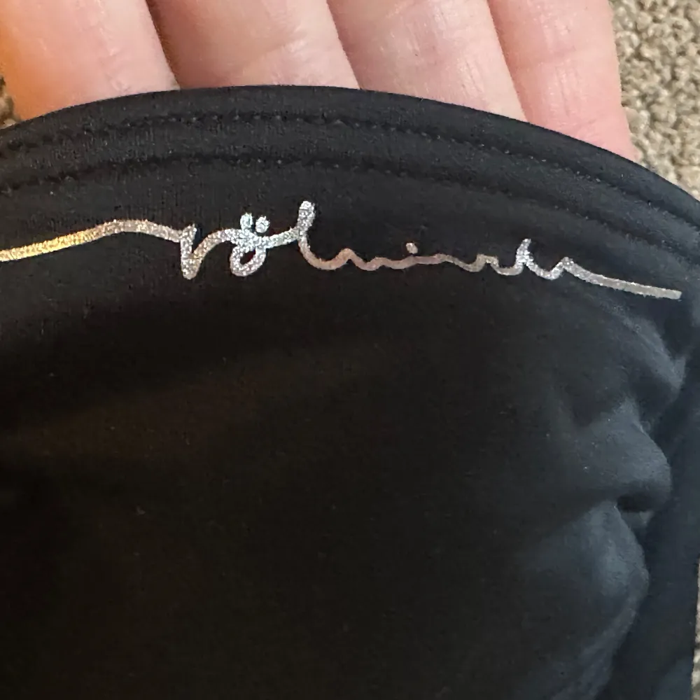 Helt NY Bikini från Röhnisch med en svart bandeau-topp och färgglada mönstrade trosor. Nypris ca 800kr. Muu.