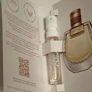 Nomade Eau de Parfum Intense från Chloé 1.2ml - Upptäck Nomade Eau de Parfum Intense från Chloé i en smidig provflaska. Denna doft kombinerar eleganta och varma noter, perfekt för den som söker en sofistikerad och modern parfym. Tagit ett sprut. Köp helst i en bundle