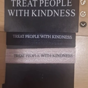 Tpwk armband - Treat People with kindness armband rosa och svart. Aldrig använda. Från hans turné live on tour