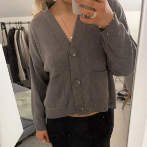 Kofta - Säljer denna super gulliga kofta från hm då den inte kommit till så mycket användning.🌸Den är i super fint skick och passar super bra nu till våren.💛