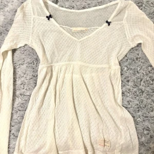 Vit babydoll top från Odd Molly - Intressekoll på min vita babydoll topp från Odd Molly i storlek S. Den är i toppskick med fina detaljer. Den är lite för stor för mig därav säljer jag den. Är öppen för rimliga prisförslag över 220kr.
