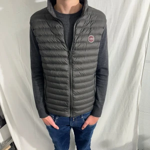 Colmar väst - Stilig dunväst från Colmar i storlek S. Färgen är en blandning av grå och grön. Perfekt i vår! Skick 9/10  Hör gärna av dig vid frågor!