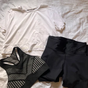 Träningskläder från Stronger - Säljer en vit kortärmad topp från Stronger i storlek XS🫶🏼. Byxor även från Stronger i Storlek XS! Träningstoppen också i XS från Ullared🫶🏼 kläderna är sparsamt använda och är i mycket bra skick🫶🏼 
