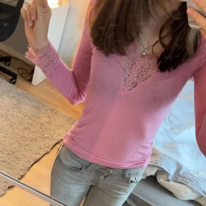 Rosa långärmad topp från Intimissimi - Säljer en rosa långärmad topp från Intimissimi i kashmirblandning. Toppen har vacker spetsdetalj vid halsringningen och ärmsluten. Perfekt för en stilren och elegant look. 💖det finns hål längst ner men inget man tänker på 