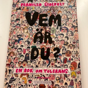 Vem är du? En bok om tolerans - Boken 'Vem är du? En bok om tolerans' av Pernilla Stalfelt handlar om att förstå och acceptera olikheter. Den är fylld med färgglada illustrationer och humoristiska texter som uppmuntrar till reflektion kring tolerans och mångfald. Perfekt för barn och vuxna som vill diskutera viktiga ämnen på ett lättsamt sätt.