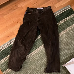 Big boy jeans - Säljer ett par bruna big boys från polar. Är slitna nere vid fötterna men annars helt ok skick 