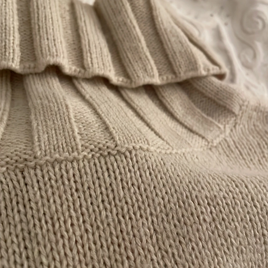 Beige stickad polotröja - 2