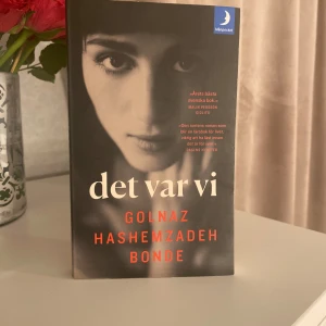 Det var vi - Boken 'Det var vi' av Golnaz Hashemzadeh Bonde är en gripande roman som utforskar teman som kärlek, förlust och identitet. Utgiven av Månpocket, boken har ett omslag med ett svartvitt porträtt och text i rött och vitt. Perfekt för den som söker en djup och tankeväckande läsupplevelse.